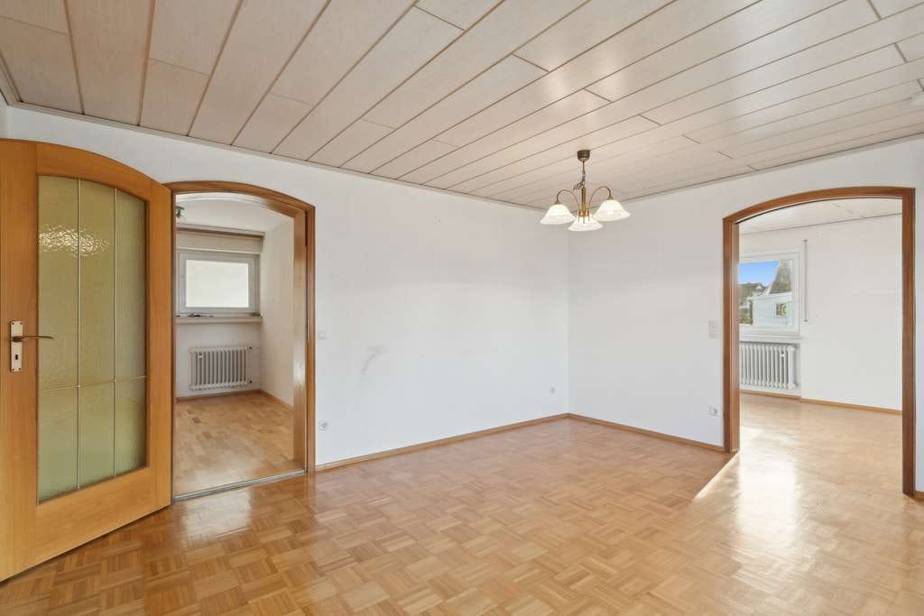 Immobilie in Schemmerhofen - Zweifamilienhaus mit Doppelgarage und einer zusätzl. 2 Zi.-Wohnung in Schemmerhofen - Bild 3