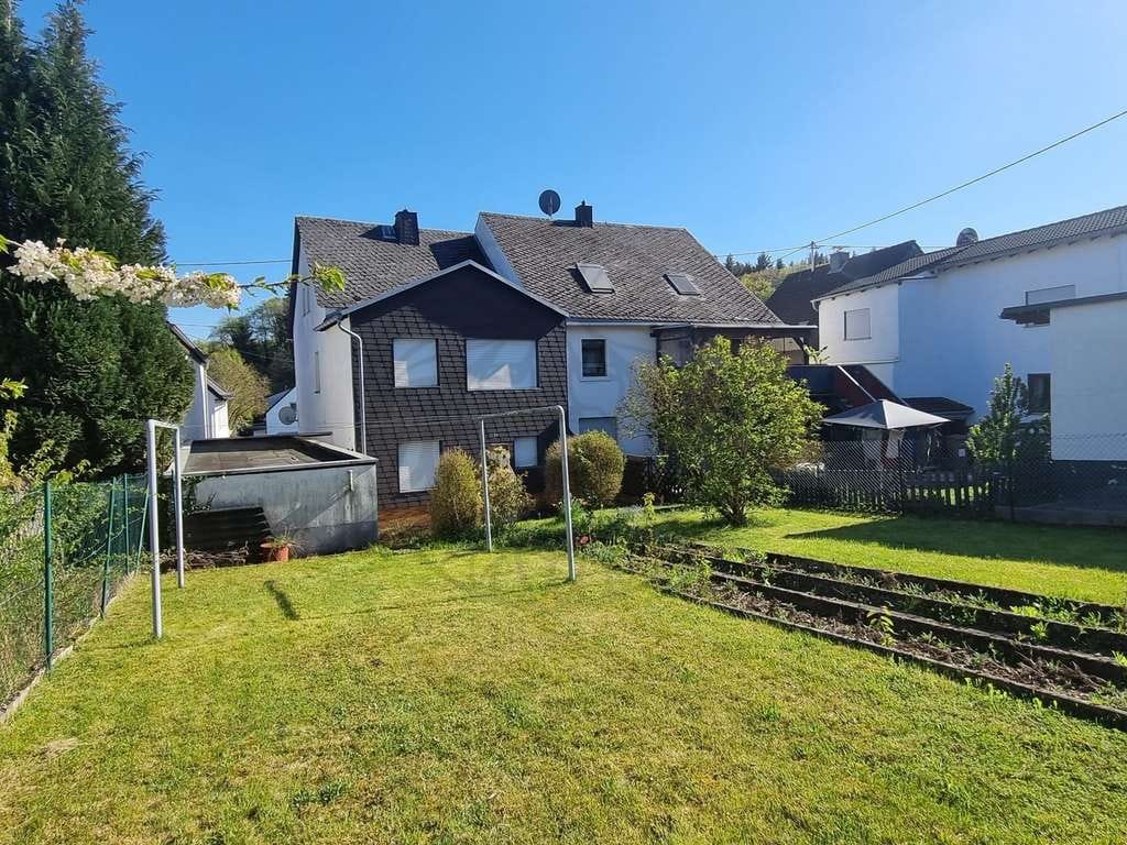 Immobilie in Montabaur - MT-Eschelbach: Einfamilienhaus (DHH) mit Garage und schönem Garten - Bild 1