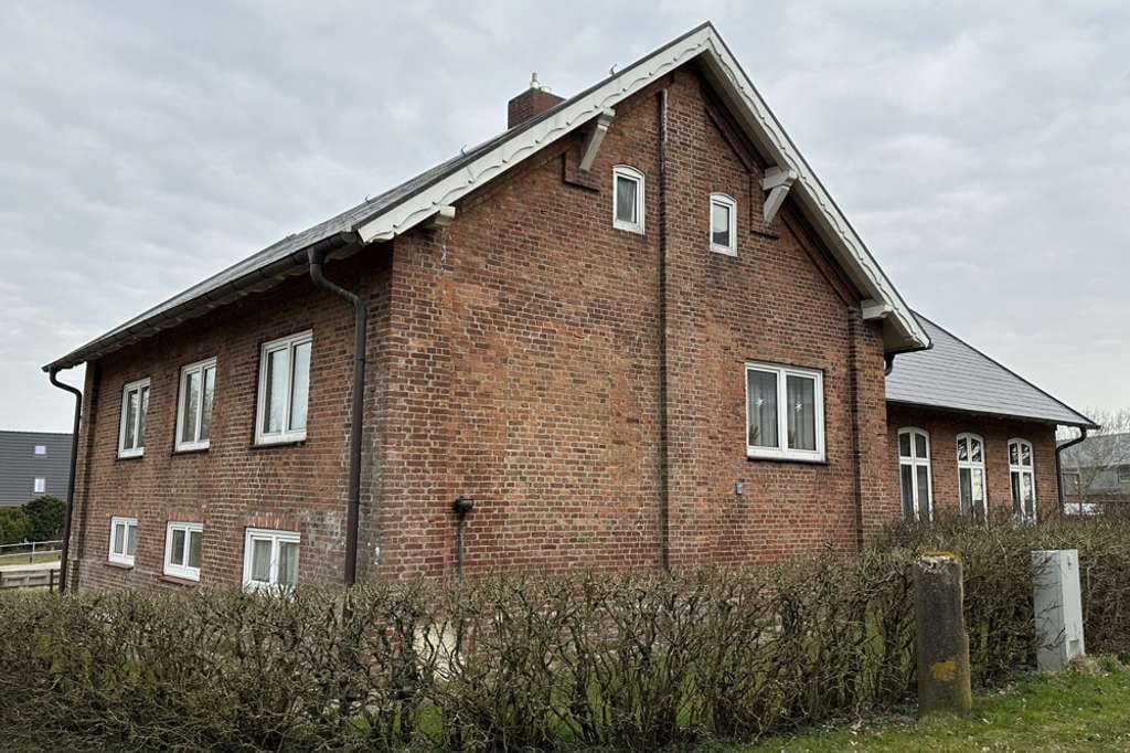 Immobilie in Dagebüll - Zwei verbundene Wohnhäuser auf großem Grundstück nah der Nordsee in 25899 Dagebüll - Bild 1