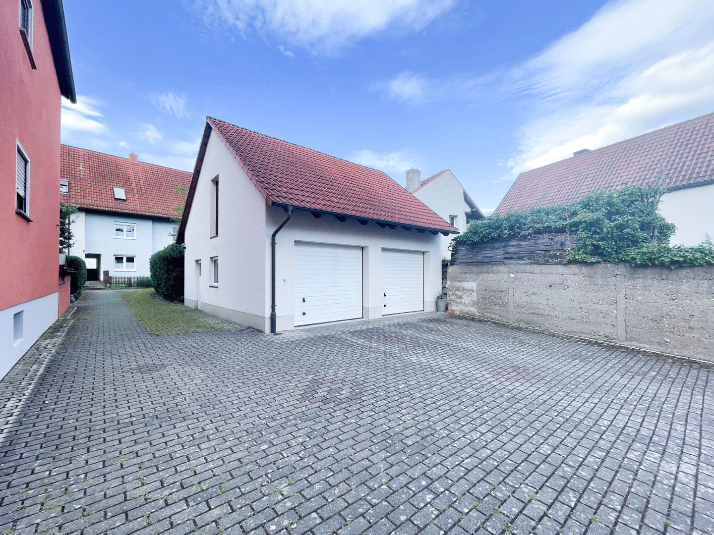 Immobilie in Grafenrheinfeld - Gepflegtes Mehrfamilienhaus mit zwei Wohneinheiten und Ausbaupotenzial in Grafenrheinfeld bei Schweinfurt - Bild 2