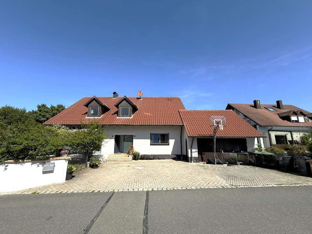 Immobilie in Wendelstein - Wohnidylle am Reichswald!
Gepflegtes Zweifamilienhaus für große Familien oder Mehrgenerationen - Bild 2