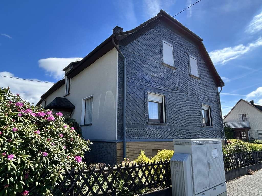 Immobilie in Oberdreis - Oberdreis, Großes Einfamilienhaus mit 3 Garagen und großem Grundstück - Bild 1