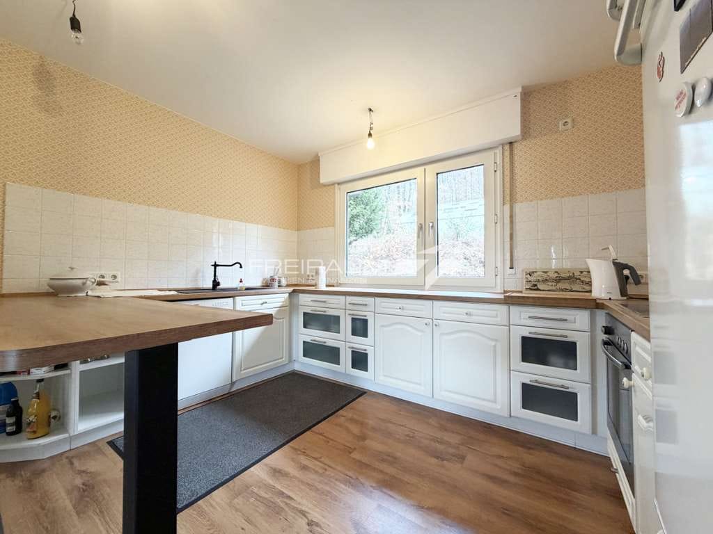 Immobilie in Kirchen (Sieg) - FREIRAUM4 +++
Traumhaftes Einfamilienhaus 
mit Panoramablick ins Grüne 
- in begehrter Lage von H - Bild 3