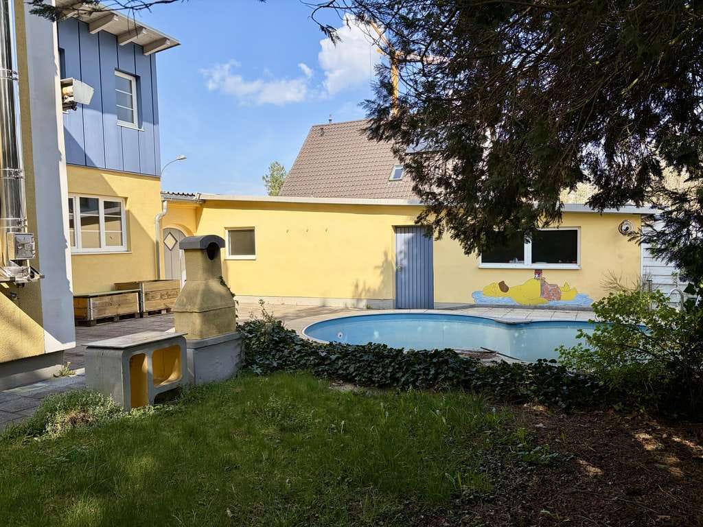 Immobilie in Dorfen - Elegant - großzügig - Top-Lage: Wohnhaus mit  7 Zimmern, DoGarage, Pool    * Angebotsverfahren * - Bild 3