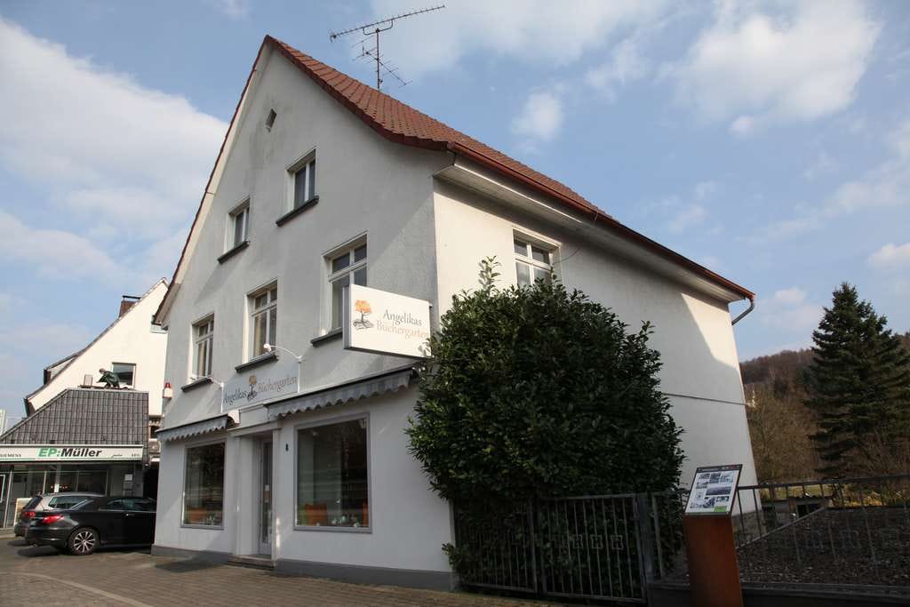 Immobilie in Ruppichteroth - Haus 1928, Wohnung 133qm + 80qm saniertes Ladenlokal + 80qm Keller , Garten,Top Lage, provisionsfrei - Bild 0