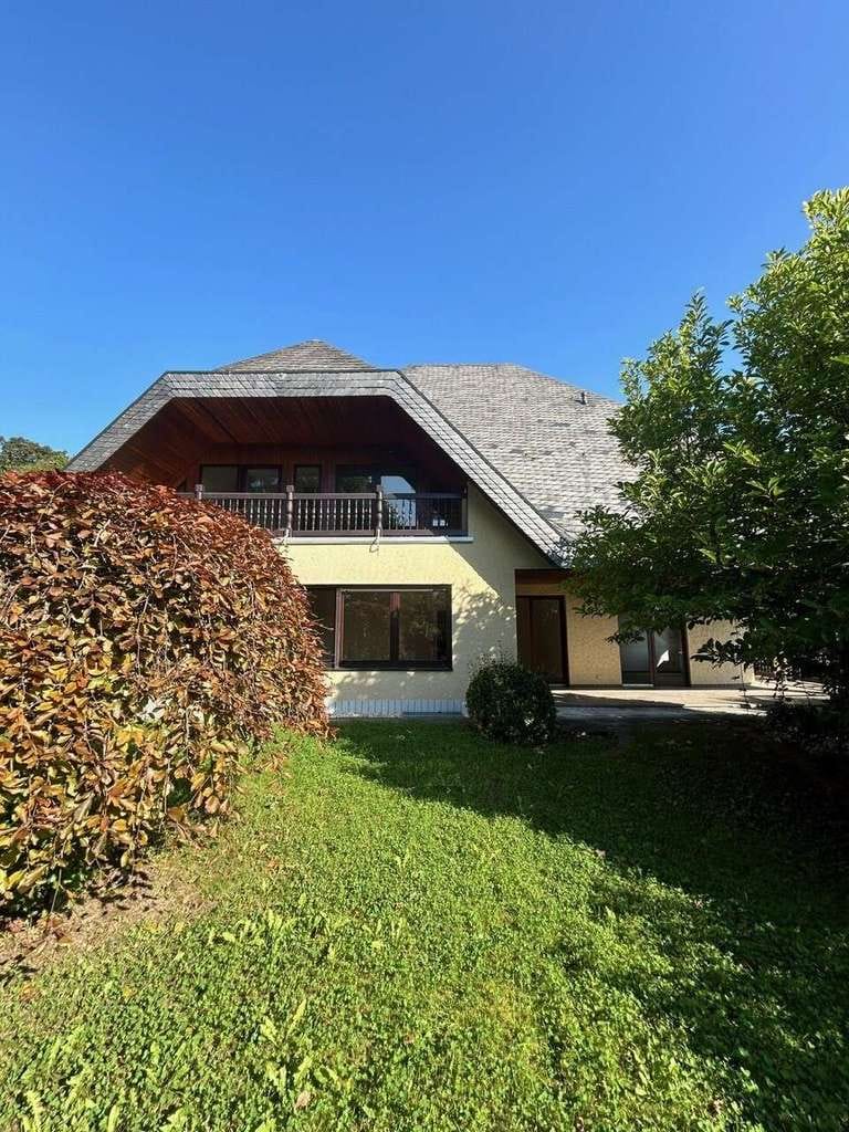 Immobilie in Bad Salzdetfurth - Luxus trifft auf Idylle – Exklusives Zweifamilienhaus mit Einliegerwohnung - Bild 1