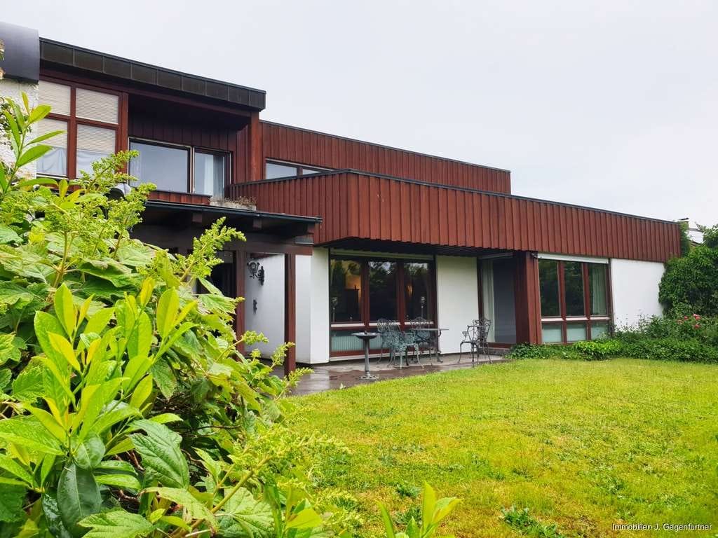 Immobilie in Hengersberg - Charmantes, großzügiges Wohnhaus in Hengersberg mit viel Potenzial. - Bild 0