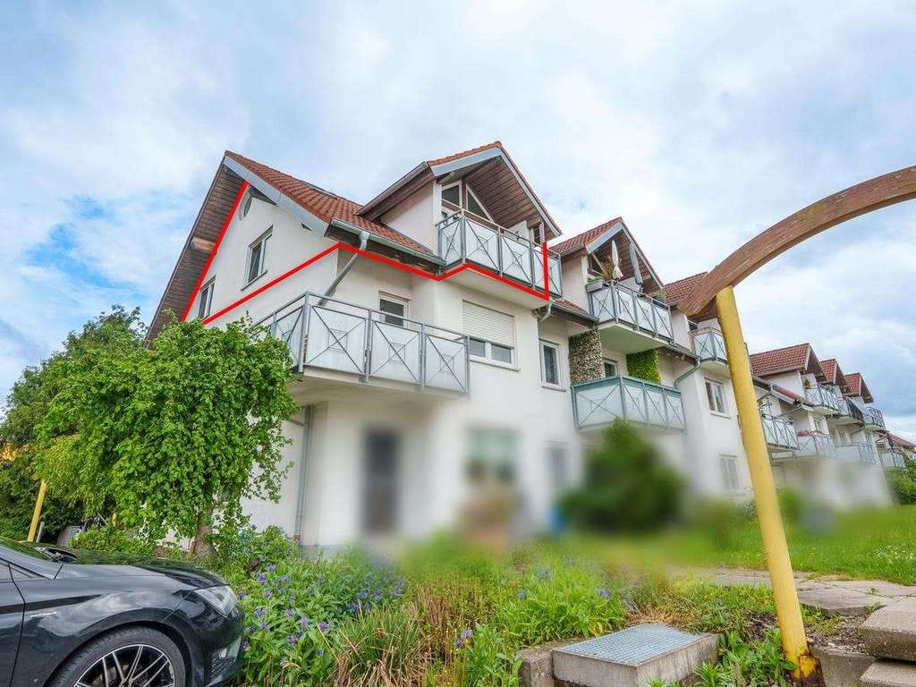 Immobilie in Ochsenhausen - Charmante 2,5-Zimmer-Dachgeschosswohnung mit Balkon und Stellplätzen in Ochsenhausen - Bild 1
