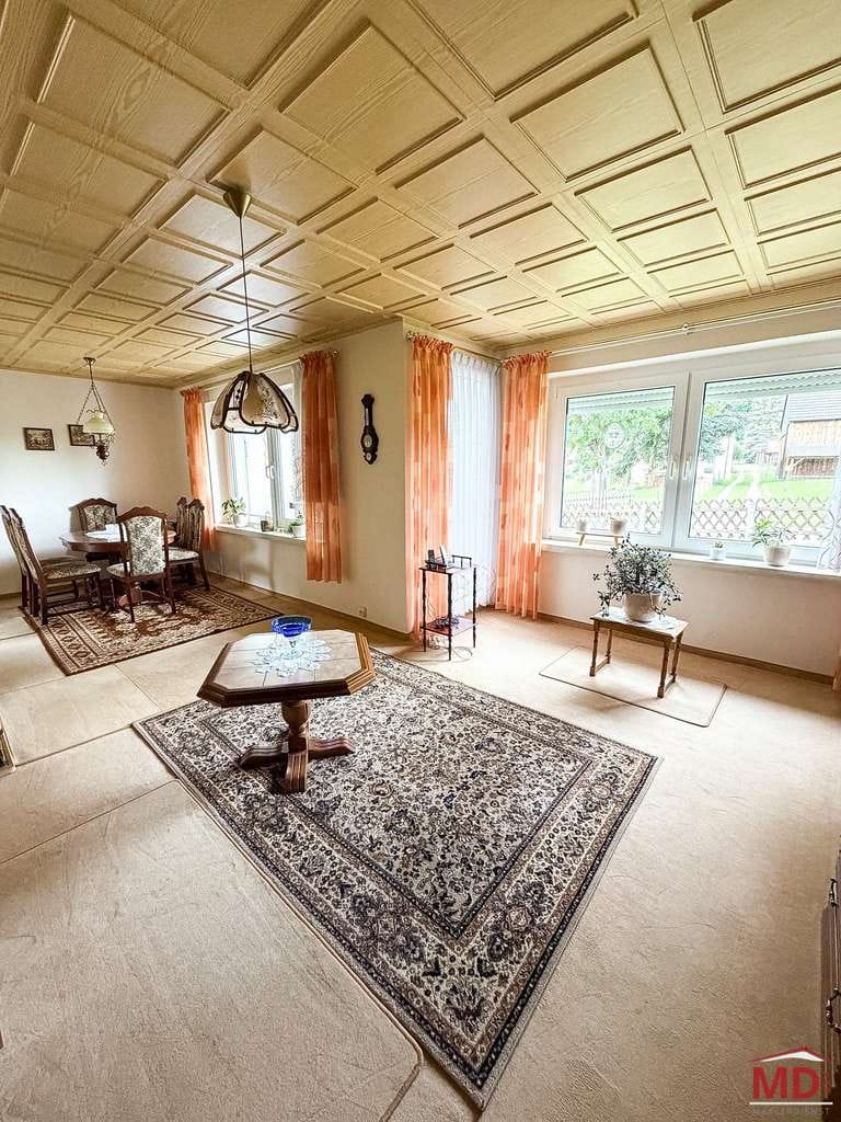 Immobilie in Niederwürschnitz - Reihenmittelhaus mit zwei Balkonen, voll unterkellert und viel Gestaltungspotenzial - Bild 4