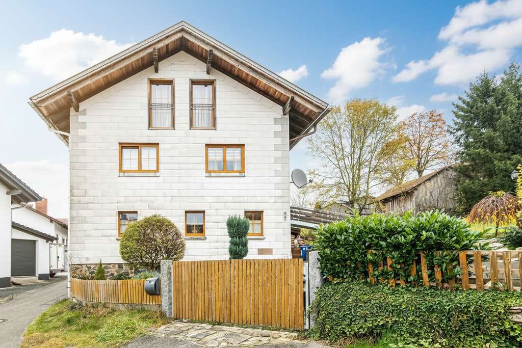 Immobilie in Neukirchen beim Heiligen Blut - Charmantes Zweifamilienhaus mit loftartigem Dachausbau in ruhiger Lage - Bild 2