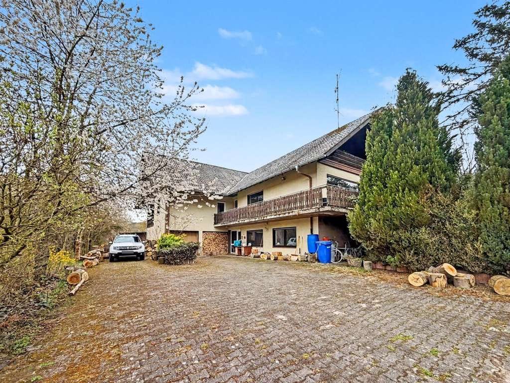 Immobilie in Feldatal - Viel Raum für Ideen: Wohnhaus mit 3 Einliegerwohnungen in Feldatal-Schellnhausen - Bild 1