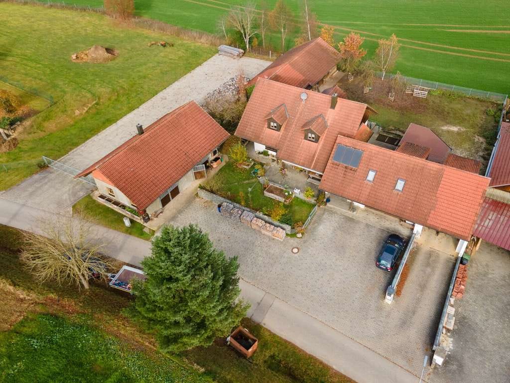 Immobilie in Bayerbach b. Ergoldsbach - Wohnhaus mit Weitblick & Freiraum – vielseitiges Anwesen mit Tierhaltung und zwei Einliegerwohnungen - Bild 0