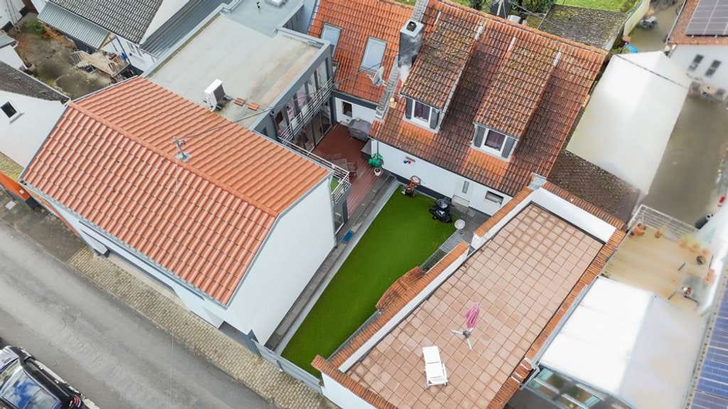 Immobilie in Hofheim am Taunus - Hofheim-Wallau! Wohnen auf 270 m² - top-saniert! 7 Zimmer, 2 Bäder, Garage (2 Stpl.), Dachterrasse! - Bild 4