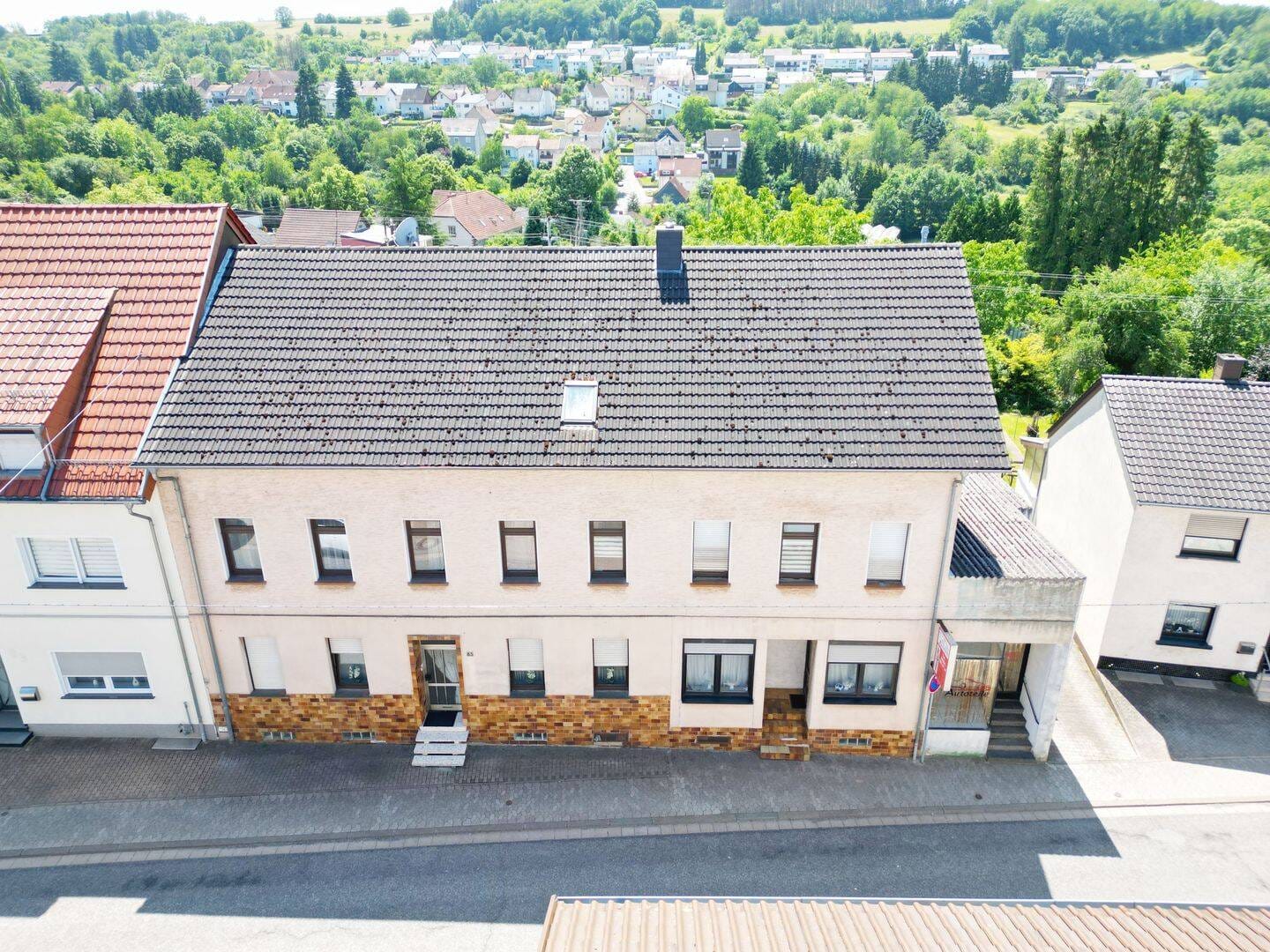 Immobilie in Eppelborn - Mehrfamilienhaus mit 2 Garagen und Hoffläche - Bild 0
