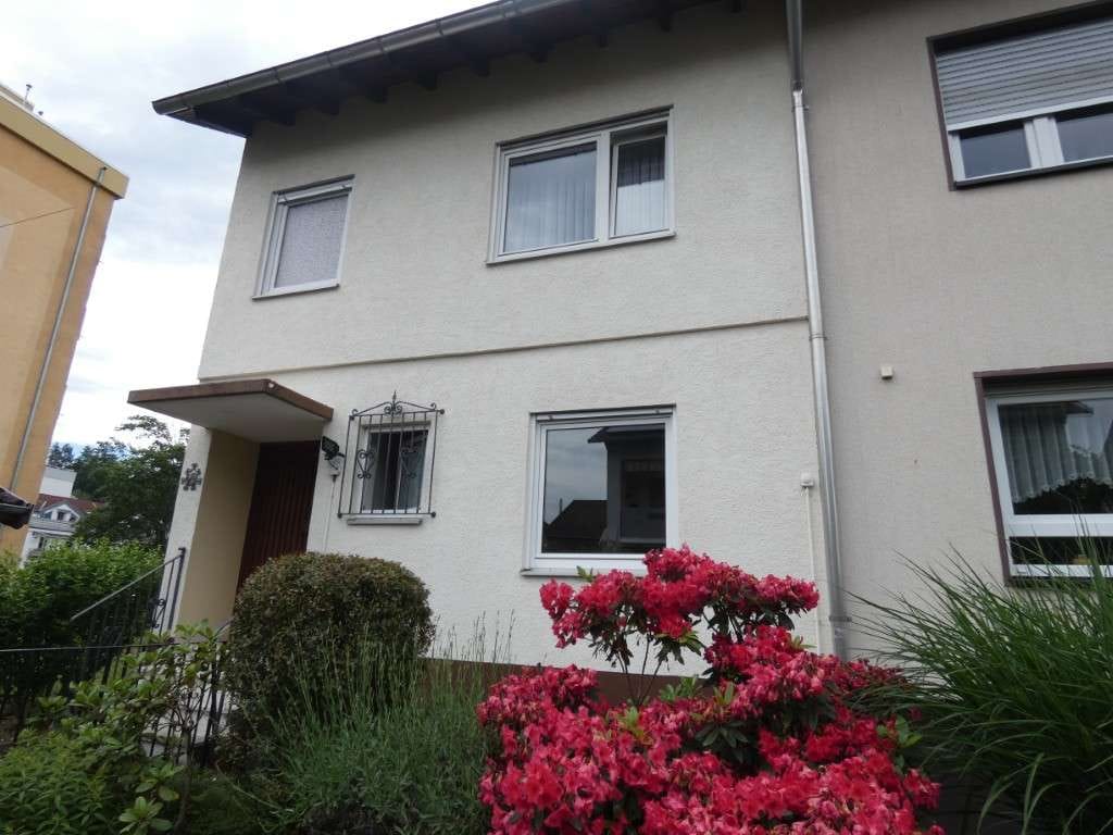 Immobilie in Gernsbach - Großzügige Doppelhaushälfte mit Garten, Garage und 2 Stellplätzen - Bild 1
