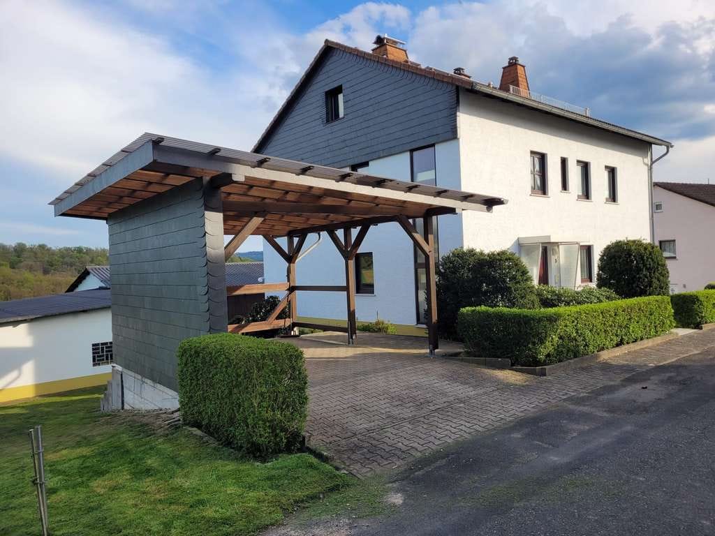 Immobilie in Hohenstein - Vielseitig nutzbares 8-Zimmer-Haus mit Garagen und einem Baugrundstück in Hohenstein - Bild 0