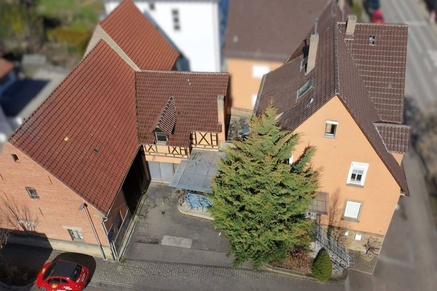 Immobilie in Erligheim - Doppelhaushälfte mit Gestaltungspotenzial und großer Scheune - Bild 0
