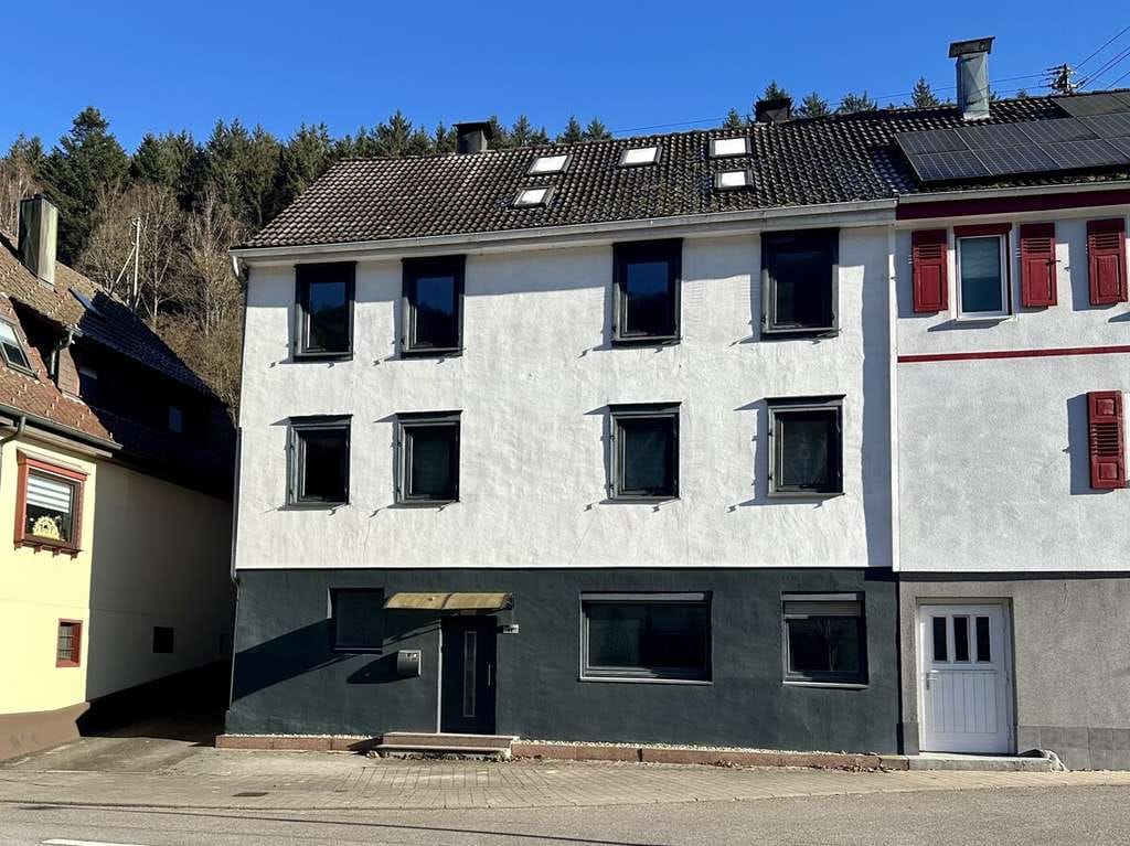 Immobilie in Höfen an der Enz - Familientraum auf zwei Ebenen – lichtdurchflutete Maisonette mit Garten - Bild 1