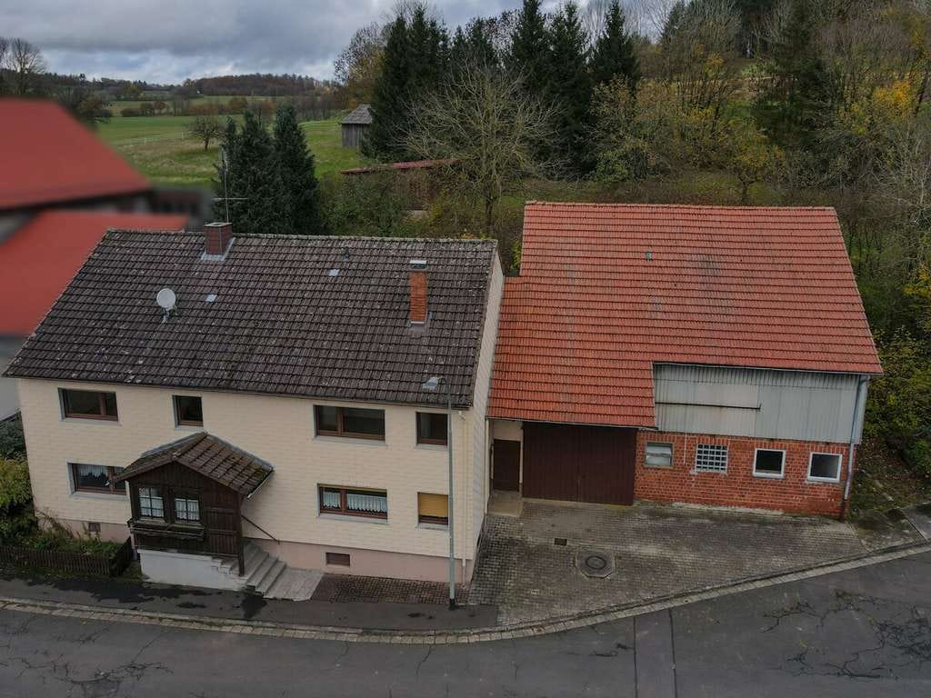 Immobilie in Freiensteinau - Einfamilienhaus mit großem Grundstück, idyllischen Grünflächen, Scheunen und Garagen in Freiensteina - Bild 0