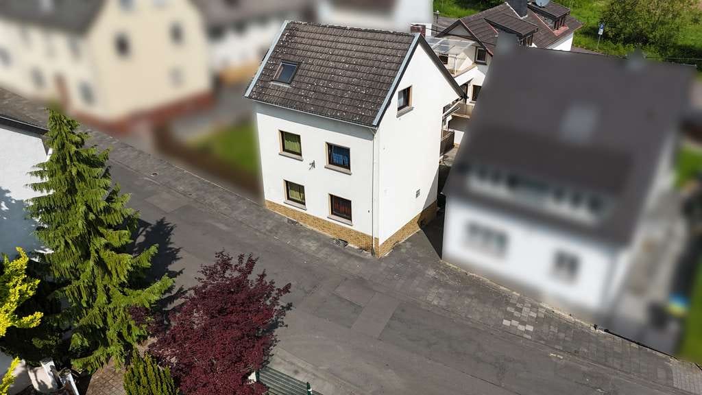 Immobilie in Grafschaft - Zwei Häuser, vier Einheiten, tausend Ideen - Mehrfamilienhaus in Lantershofen zu verkaufen - Bild 0