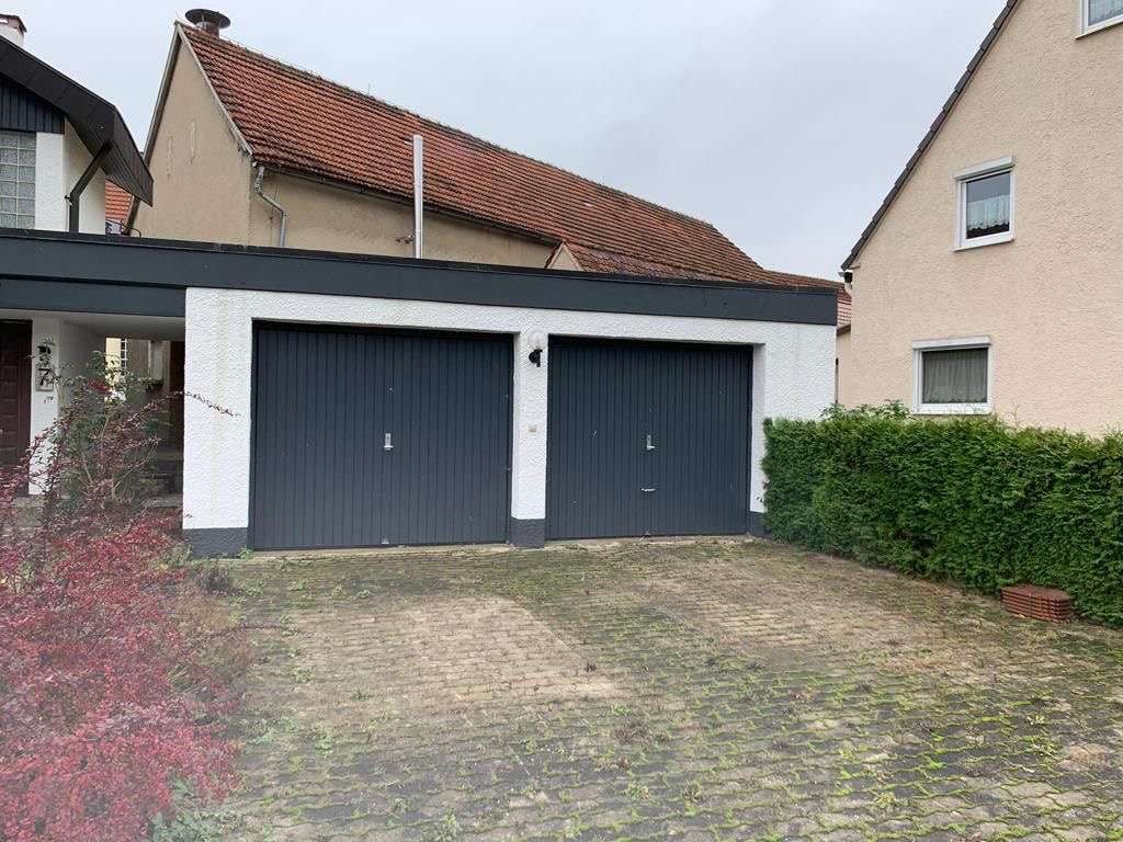 Immobilie in Neresheim - 4-Familienhaus mit zwei freien Wohnungen, 2 Garagen und Solar. - Bild 1