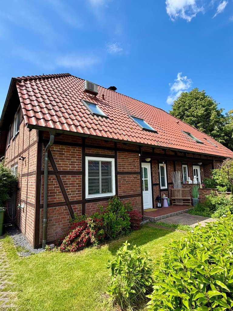 Immobilie in Gelbensande - ROVISIONSFREI – Wohnen, wo andere Urlaub machen: Familienhaus mit Kamin, Traumgarten und Ostseenähe - Bild 0