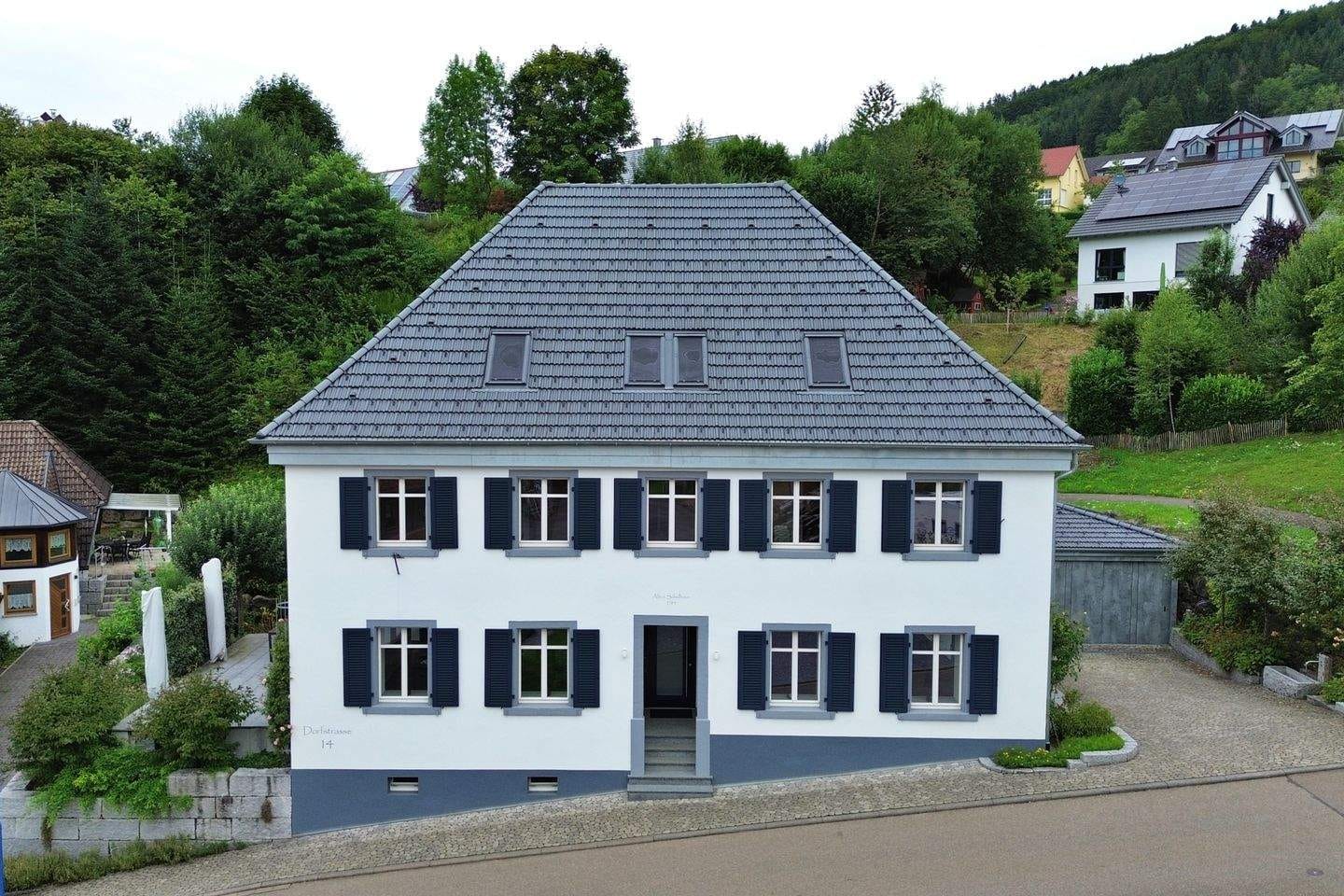 Immobilie in Biederbach - Kunstvoll Wohnen im alten Schulhaus - Luxus und Ruhe im Schwarzwald - Bild 2