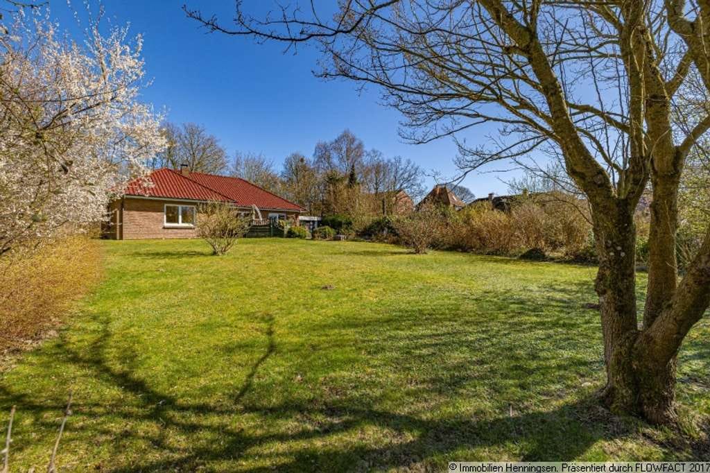 Immobilie in Süderbrarup - Völlig versteckt mitten im Ort - moderner Winkelbungalow mit großem Garten - Bild 2