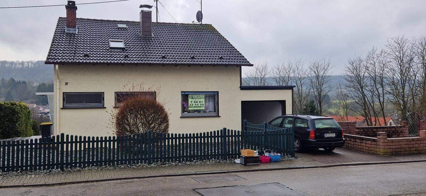Immobilie in Saarbrücken - Freistehendes 1-2 Fam.-Haus mit Garage und Garten in einer ruhigen Wohnlage in Eschringen - Bild 0