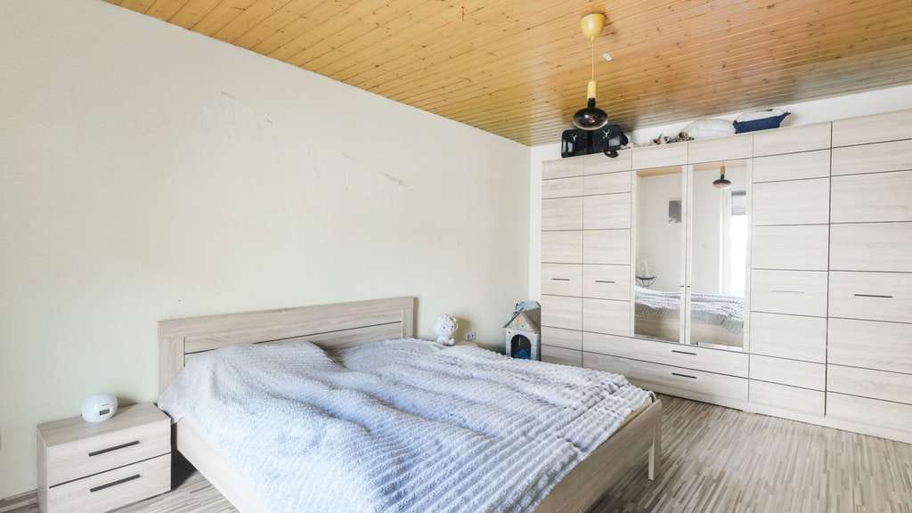 Immobilie in Gries - Großes Haus, kleiner Preis - Doppelhaushälfte mit Garten und Carport auf angrenzendem Grundstück - Bild 2