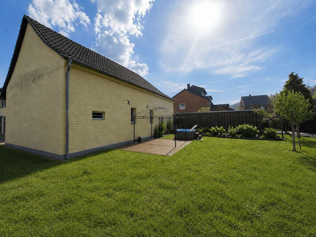 Immobilie in Grevenbroich - Seltene Gelegenheit mit hohen Steuervorteilen - Rohdiamant mit Ausbaugenehmigung & großem Garten - Bild 0