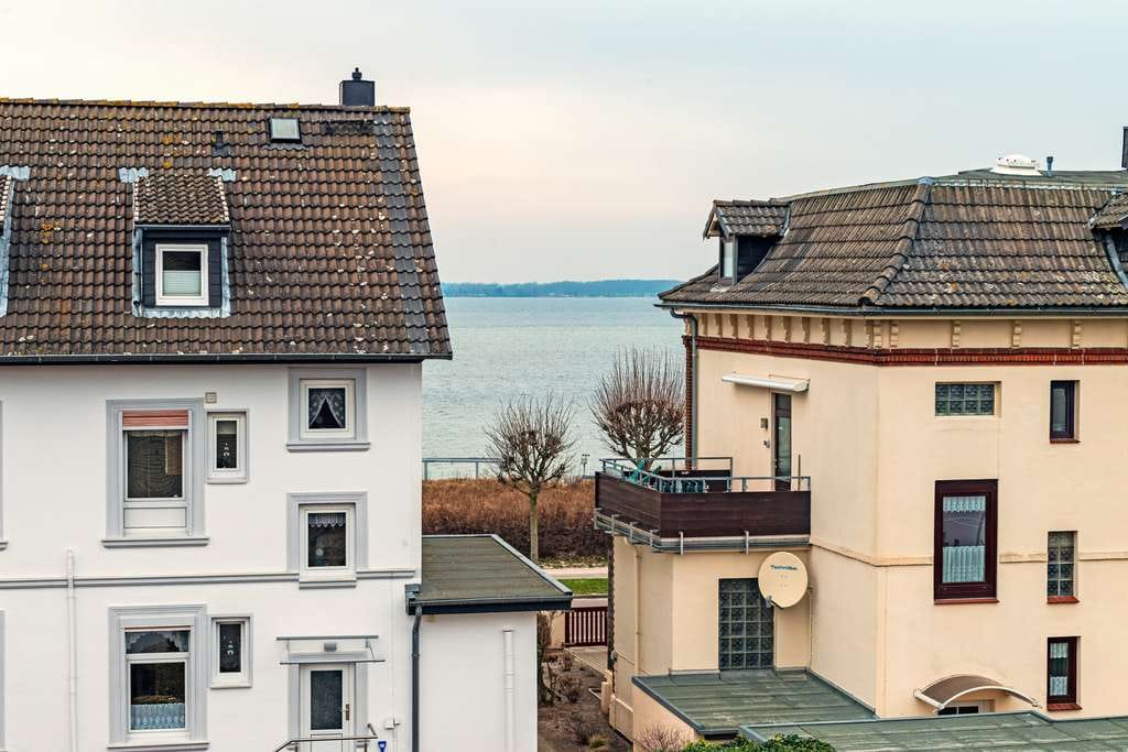 Immobilie in Laboe - Laboe, Top Lage,  Mehrfamilienhaus in 2. Reihe zum Strand,  Mehrgenerationenhaus oder NEUBAU möglich - Bild 0