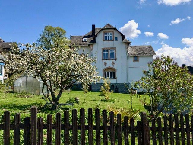 Immobilie in Höhr-Grenzhausen - Stilvolle Stadtvilla mit Charakter in top Lage von Höhr-Grenzhausen! - Bild 1