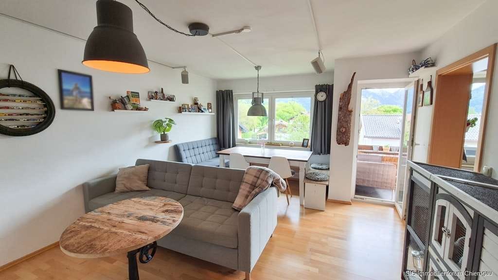 Immobilie in Ruhpolding - Kapitalanlage! 
Ruhig, sonnig, Bergblick! 
Gepflegte 3 Zimmer-Wohnung mit Carport in Ruhpolding - Bild 1