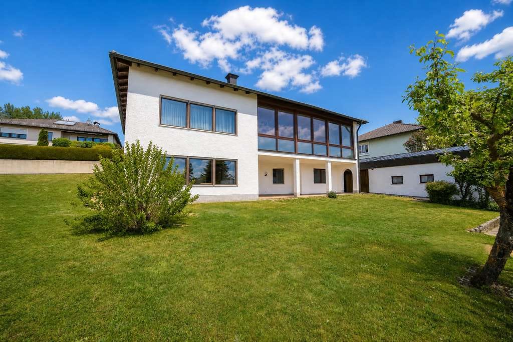 Immobilie in Aiglsbach - Großzügiges Generationenhaus mit Wintergarten, Ausbaupotenzial & traumhaftem Eckgrundstück - Bild 2