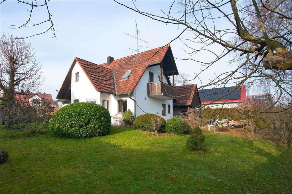 Immobilie in Dinkelscherben - Charmantes Einfamilienhaus mit großem Garten, Kamin & zwei Terrassen - Bild 1