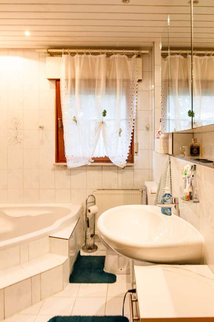 Immobilie in Auggen - Angebautes Einfamilienhaus mit Renovationsbedarf in Auggen - Bild 3