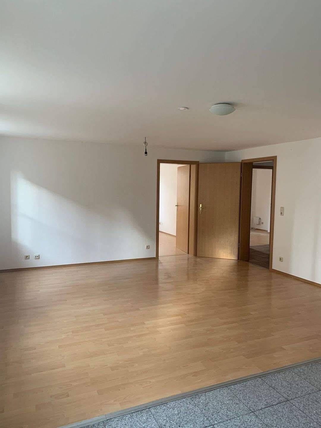 Immobilie in Bergtheim - Schöne Wohnung, 3 Zimmer, energetisch saniert Effizienz C = 95 kWh/(m²a), Wfl. 95 qm, große Terrasse ca. 21 qm, Einbauküche, Bad m. Wanne + Dusche - Bild 2