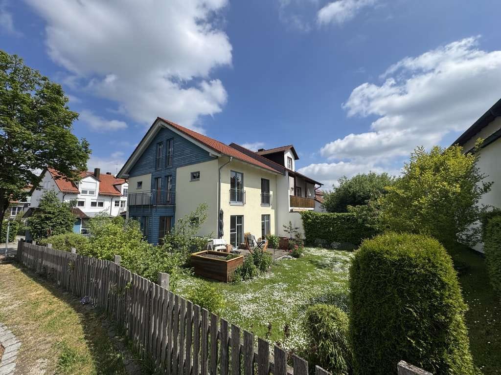 Immobilie in Langenpreising - Großzügige Doppelhaushälfte mit warmem Wohngefühl, starkem Raumangebot und Süd-West-Garten - Bild 0