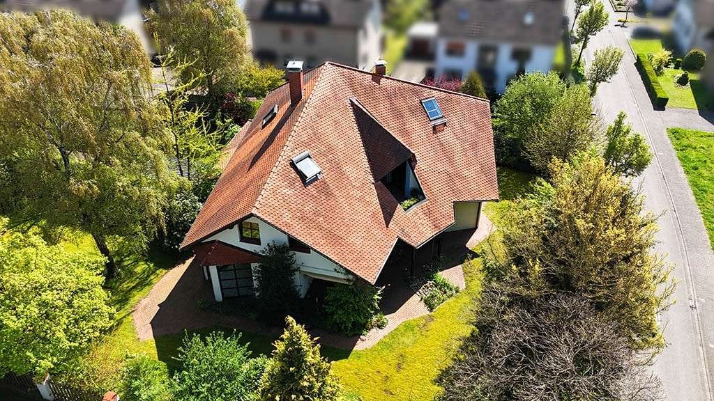 Immobilie in Hövelhof - architektonische Besonderheit in zentraler Lage // großzügiges EFH // EBK // 3 Bäder  // Garage - Bild 1