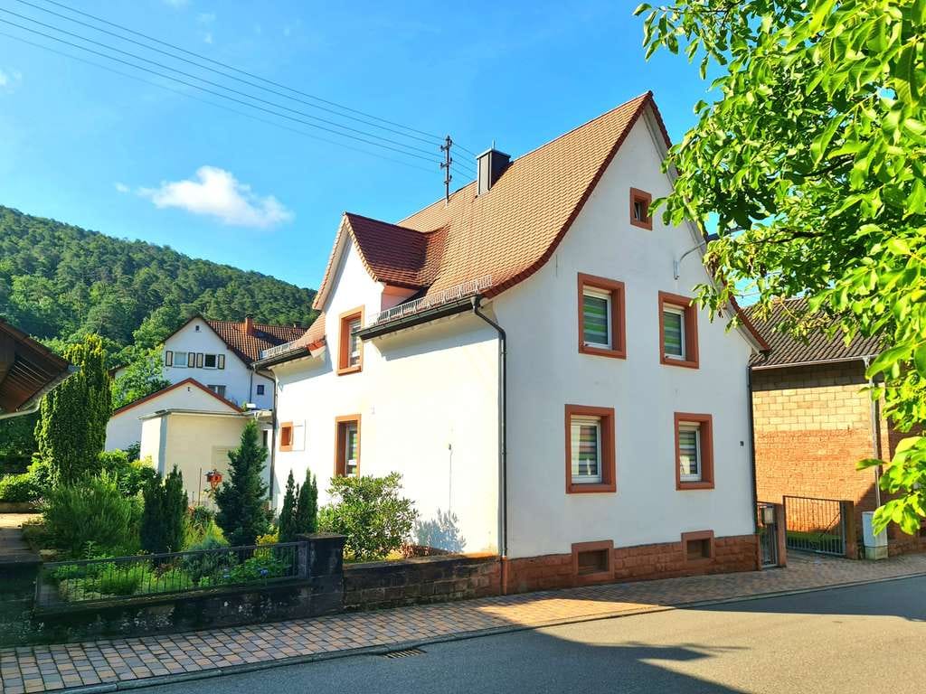 Immobilie in Spirkelbach - Apartes Einfamilienhaus - neues Dach - PV-Anlage - 2 Garagen - Hof und Garten - modernisiert! - Bild 1
