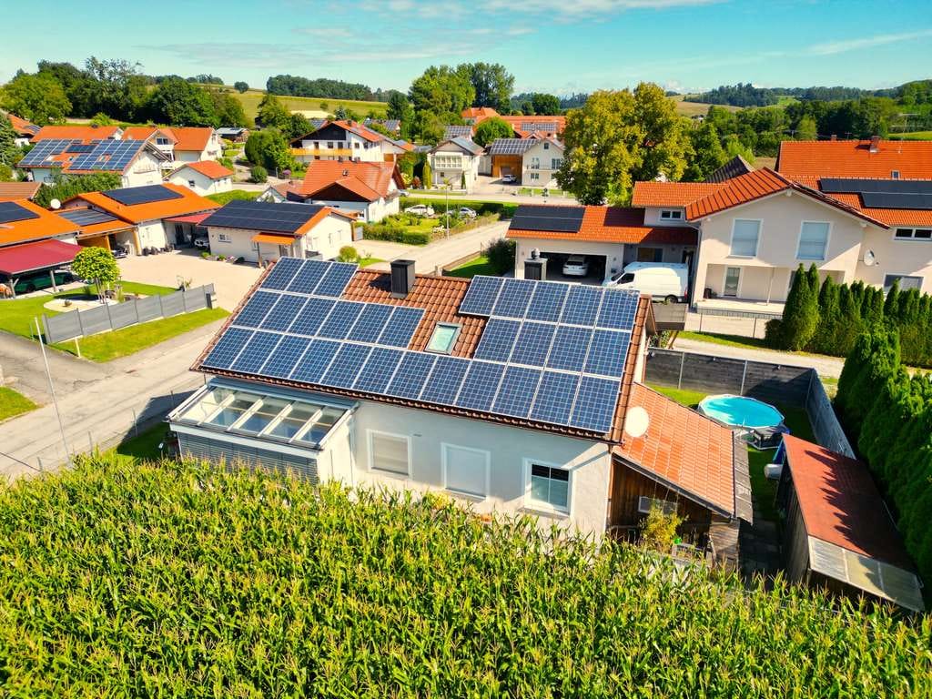 Immobilie in Aidenbach - KLEIN ABER FEIN! HAUS MIT 5 SCHLAFZIMMER, WINTERGARTEN UND PHOTOVOLTAIKANLAGE - Bild 2