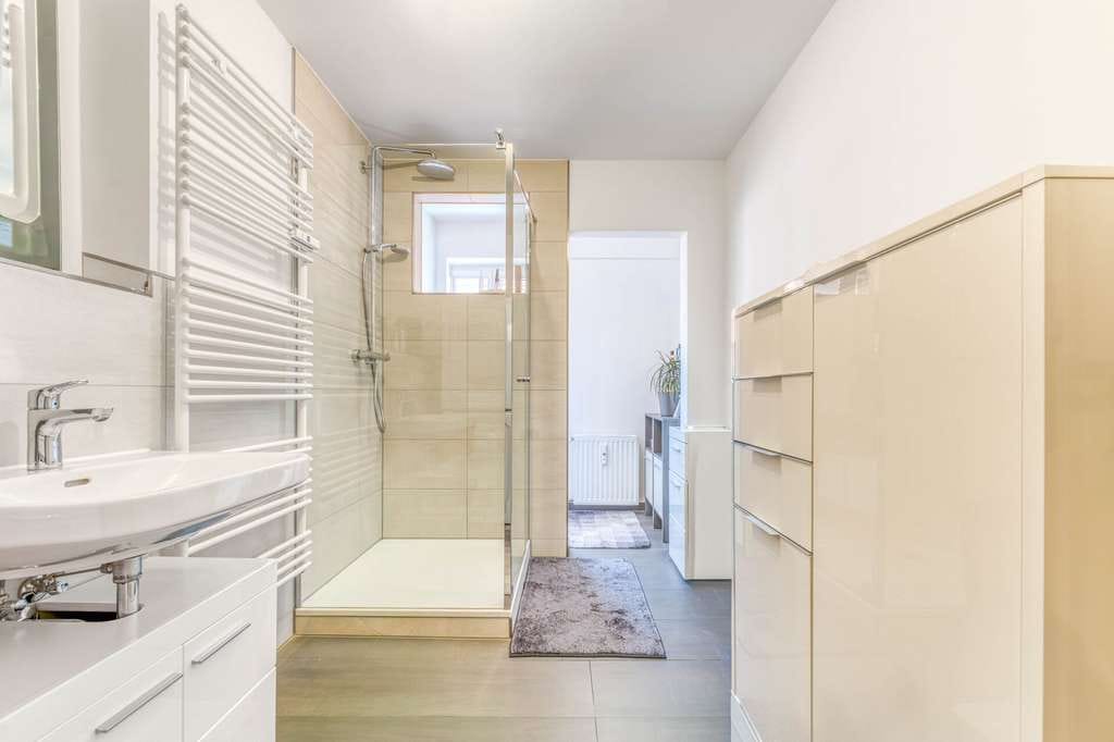 Immobilie in Friedberg - Einziehen und wohlfühlen! Top sanierte 3-Zimmer Wohnung im Herzen Friedbergs mit bester Ausstattung - Bild 4