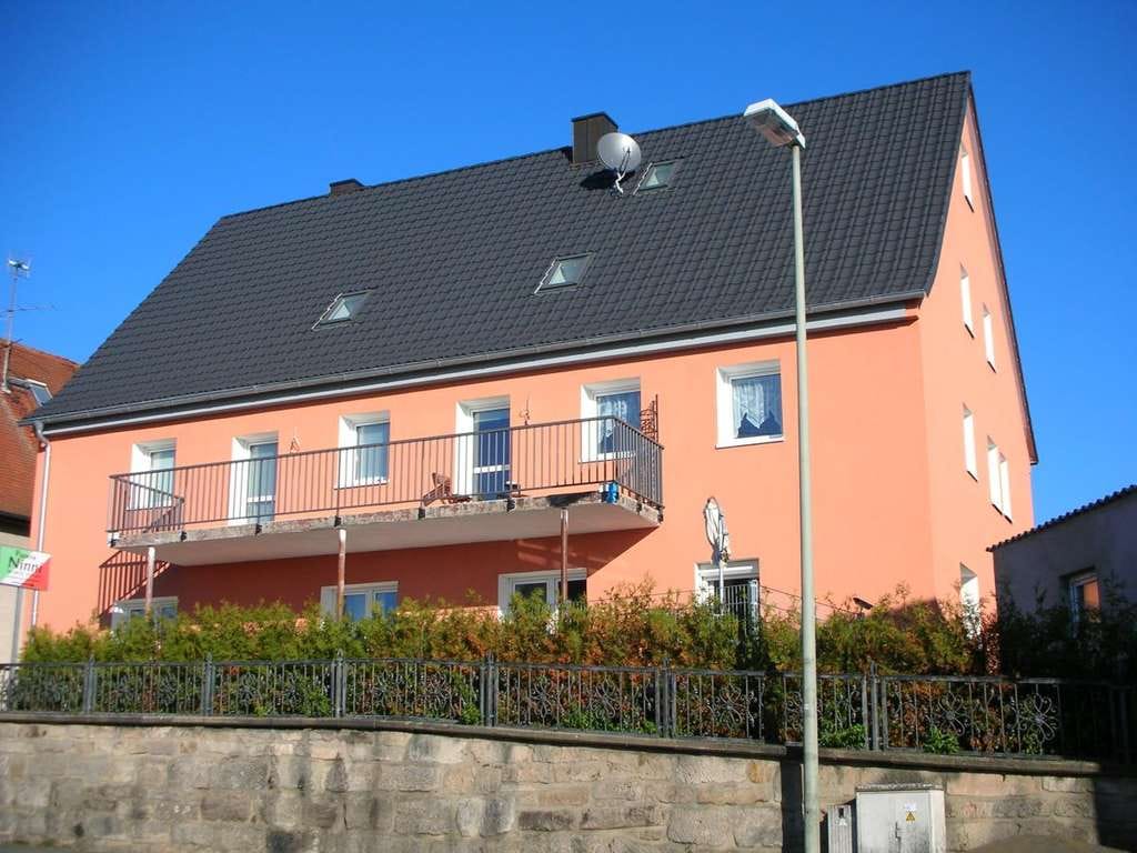 Immobilie in Aurachtal - Vier-Zimmer-Wohnung im Dachgeschoss, Gartenanteil und Kfz-Stellplatz in Aurachtal-Münchaurach  - Bild 0
