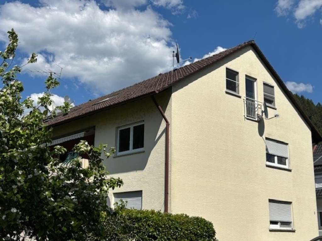 Immobilie in Hausach - Kapitalanleger aufgepaßt !!!  Attraktive 3 Zimmer Dachgeschoßwohnung in sonniger + ruhiger Lage - Bild 0