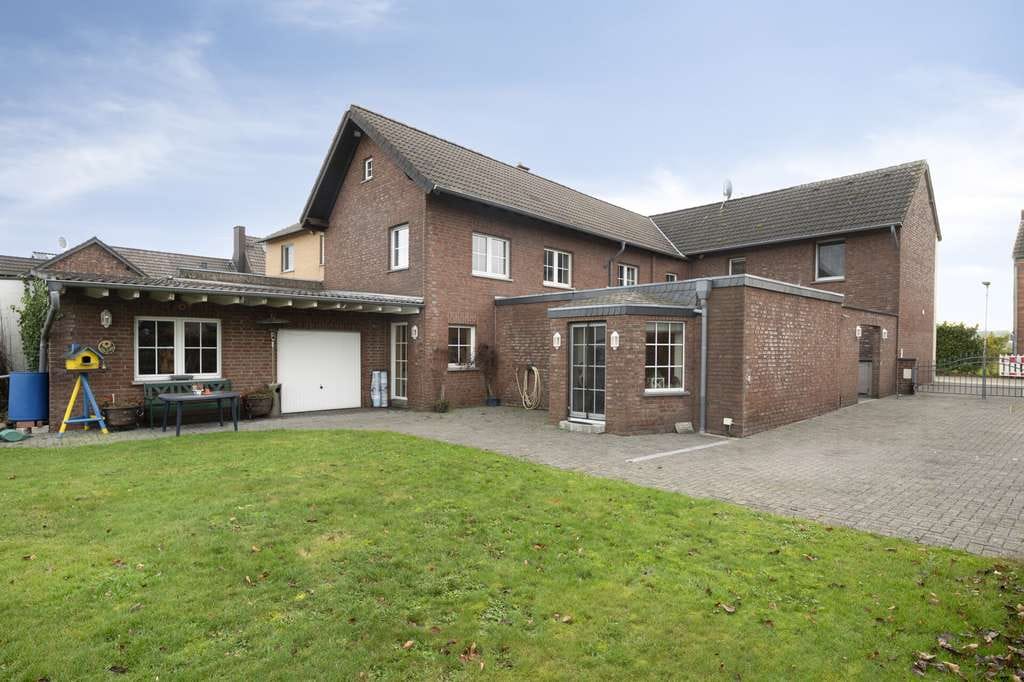 Immobilie in Gangelt - Großzügiges Wohnhaus mit Innenhof, Garten und Ausbaupotenzial in Gangelt- Stahe! - Bild 0