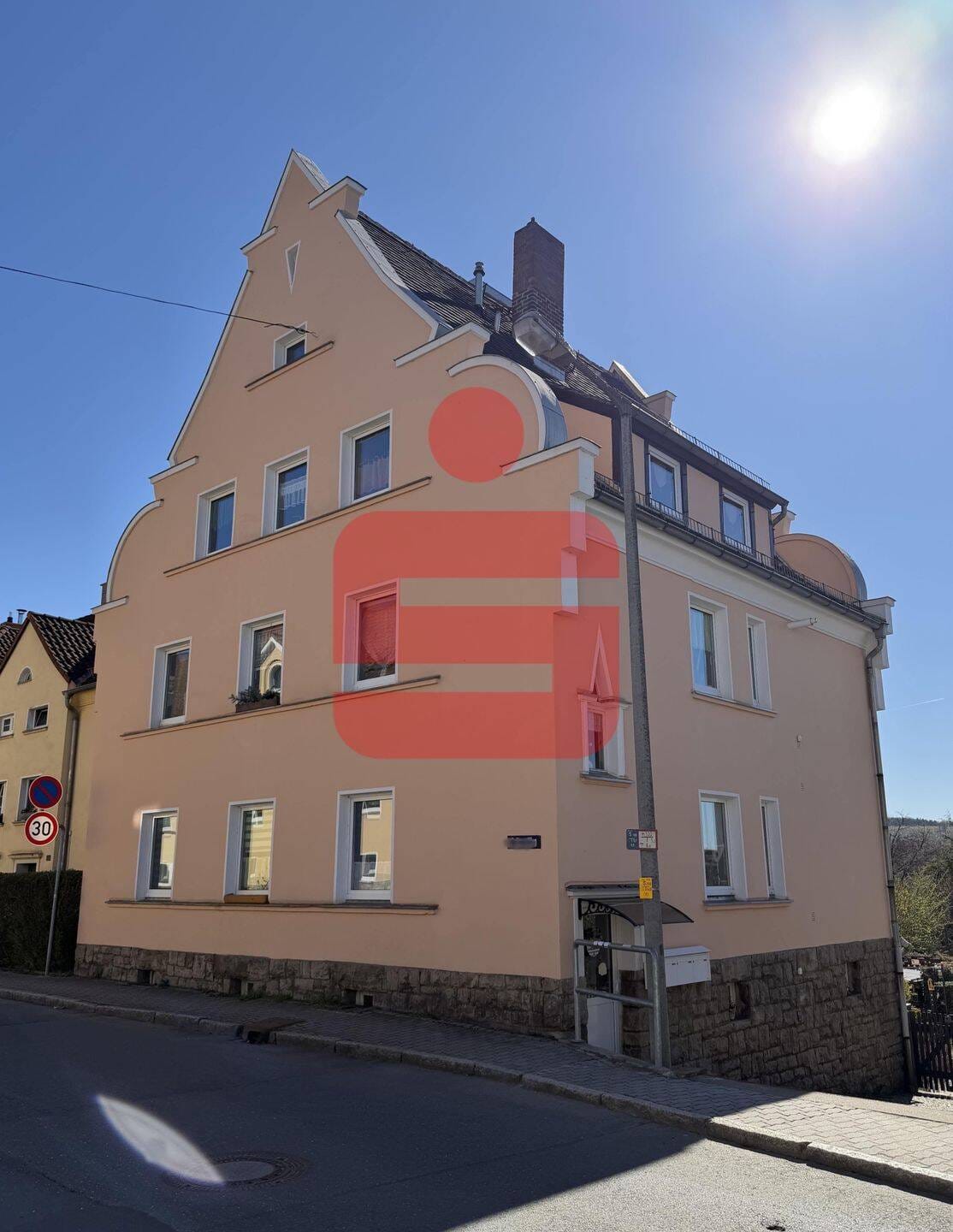 Immobilie in Gera - Gepflegtes Mehrfamilienhaus mit großzügigem Garten und drei vermieteten Wohneinheiten - Bild 2