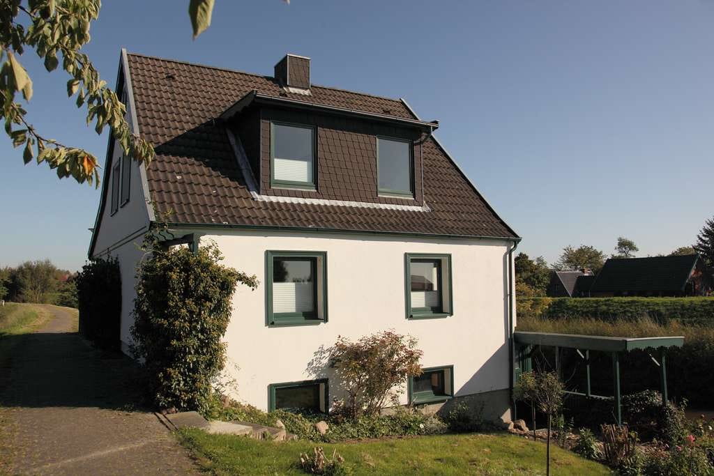 Immobilie in Steinkirchen - Wohnen am Wasser: Charmantes 4-Zimmer-Haus mit eigenem Bootsanleger direkt an der Lühe - Bild 1