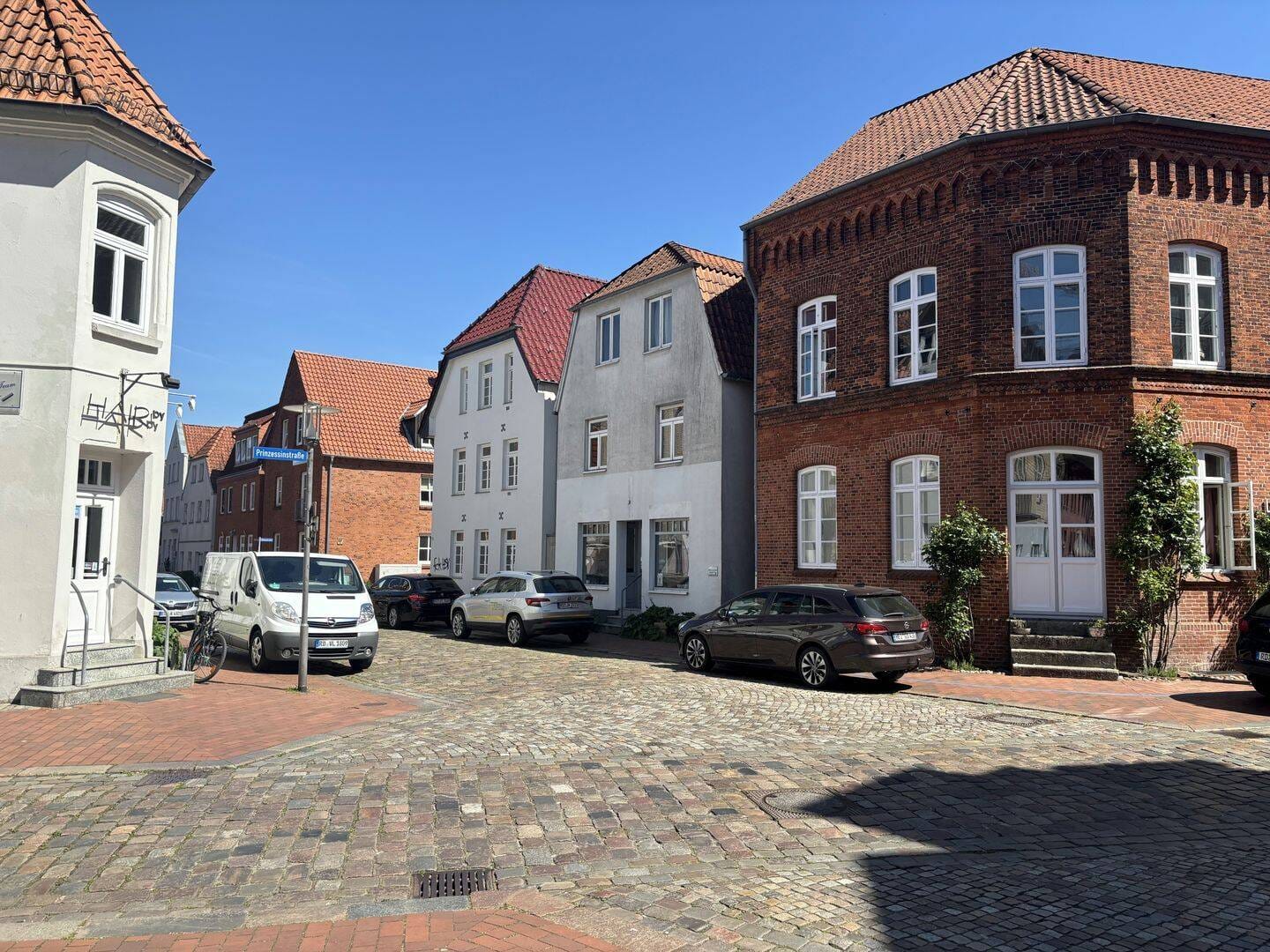 Immobilie in Rendsburg - Voll vermietet: Wohn- und Geschäftshaus mit 1 Gewerbeeinheit und 3 Wohnungen im historischen Neuwerk - Bild 1