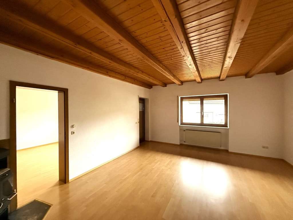 Immobilie in Hohenaltheim - Bezugsfertiges Einfamilienhaus mit angeschlossenem Nebengebäude, Garten, Balkon und zwei Garagen - Bild 2
